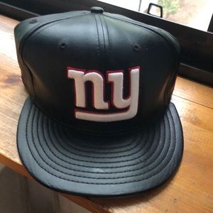 NY GIANTS BLACK LEATHER SNAPBACK